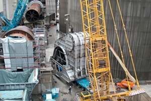 10 The kiln hood is arriving – in the background, the 1000 t crawler crane (blue) for the kiln conversion