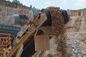 1 Belt conveyor drive using a flat gear motor