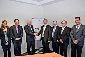 Present at the appointment ceremony: Rebecca Mühe (Scholarship holder), Johannes Jehn (Scholarship holder), Honorary Senator Franz-Walter Aumund, University President Prof. Dr. Kristian Bosselmann-Cyran, Prof. Dr.-Ing. Detlev Borstell, Prof. Dr. Dietmar Holz (Vice President for Research) and Prof. Dr. Robert Pandorf (Dean of the Faculty of Engineering)