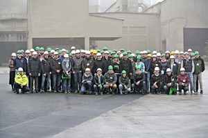 Group photo, with the Geseke plant in the background