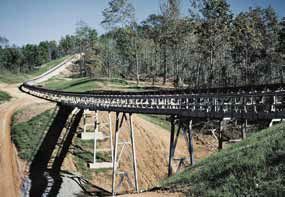 1 Beumer belt conveying systems enable a rapid and efficient transport of bulk ma­terial from the quarry to the destination even through rough terrain