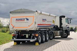 3 Only from the side, the dimensions of the silo semitrailer are clearly visible. These kinds of trucks tilt very easily to the side when the unloading area is not completely horizontal