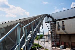 6 The discharge station shown is at a height of 26 m. Here the material is transferred onto the feeding system for the main burner