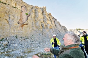 2 Cement plant per­sonnel watching the take off