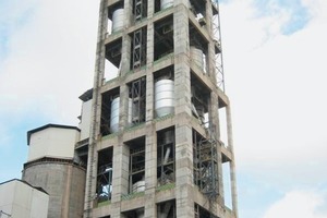 4 Belt bucket elevator for feeding the heat exchanger of a rotary kiln (Lafarge, Wössingen/Germany)