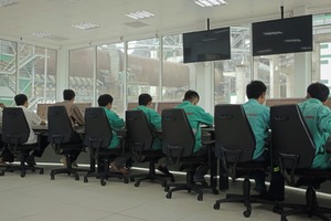 1 At the heart of the process: operators in the control room use a Cemat system based on Simatic PCS 7 to monitor and control the entire plant