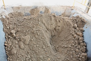 1 Feed bin for the Beumer clay plate conveyor