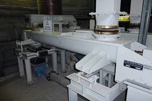 b) weighing screw