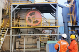 2 The Sandvik Construction CJ613 jaw crusher being inspected by Sandvik Aftermarket and Sinoma personnel