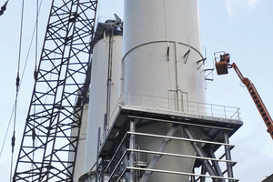 1 The new Thorwesten large-capacity silo during installation in the steel construction at the plant in Flandersbach/Germany