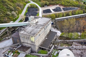 1 Mill house and tyre storage: the rotary kiln can be operated with up to 100 % waste-derived fuel. In addition to plastics, used tyres, solvents and animal meal are used as a source of energy