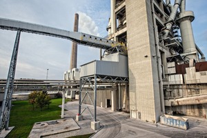 4 The penthouse is under­neath the discharge station of the pipe conveyor of the calciner. The inter­mediate hopper with the activator and the two double discharge screw conveyors are positioned here