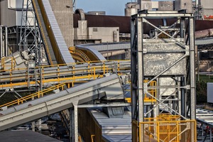 1 The feeding station of the pipe conveyor to the calciner: in this regard, a take-up device has been installed at the rear