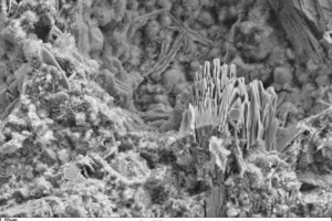 23 SEM images of the fracture face of a typical thin-bed mortar zero sample in 1000-x magnification (left) and 5000-x magnification (right) after a setting time of 28 days in air