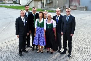 5 DI Matthias Pfützner (COO, second from left) and Mag. Erich Frommwald (CEO, third from left) among the Kirchdorfer Group shareholders – all of whom are descendants of the company’s founders Hofmann and Dierzer