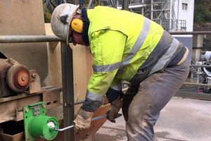 2 An employee at Hohenlimburger Kalkwerke adjusting the pre-tension of a Starclean-scraper from Schulte Strathaus