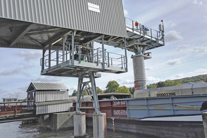 4 The Beumer Group installed a ship loader at the end of the conveyor line. It consists of a fixed boom with an extendable telescopic belt conveyor. Every day, 2000 t of fly ash are loaded onto a ship