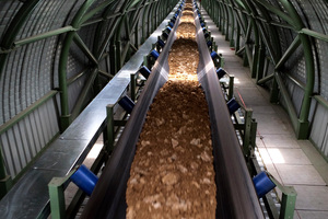 4 View of the enclosed conveyor flight in the area of the bridge