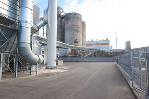1 The 420-m-long pipe conveyor at B+T Deuna connects the SRF facility with the cement works