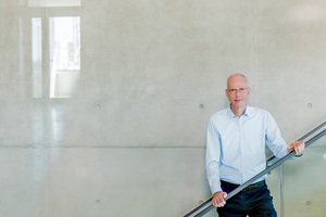 1 Dr Martin Schneider, Chief Executive Officer of the VDZ (German Cement Works Association) and Head of the Research Institute, in the new entrance hall