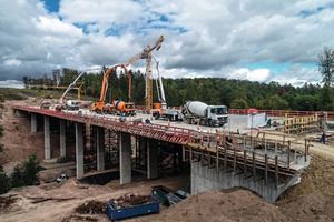 2 On the construction site, those responsible know exactly when the required deliveries will arrive