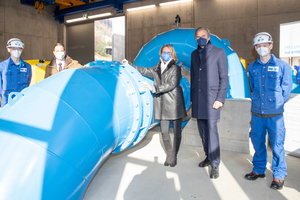 4 Matthias Rath (apprentice at w&p Zement), Florian Salzer (Technical Director of w&p Zement and responsible for the revitalization of the Wietersdorf power plant chain), Christina Fromme-Knoch (owner representative and Chairman of the Supervisory Board of the Wietersdorf Group), Michael Junghans (CEO of the Wietersdorf Group) and Franz Rath (apprentice at w&p Zement)