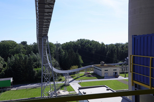 The U-shape conveyor is able to cope with tighter curves than a troughed conveyor and transport larger mass flows than a pipe conveyor