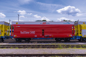 1 and 2 The new RockTainer Sand railcars, a new development of the Rail Cargo Group in cooperation with the Rohrdorfer group