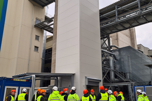2 Some of the guests visited the Rohrdorf cement plant in the afternoon. An important stop was the CO2 recovery plant, which can be seen in the background